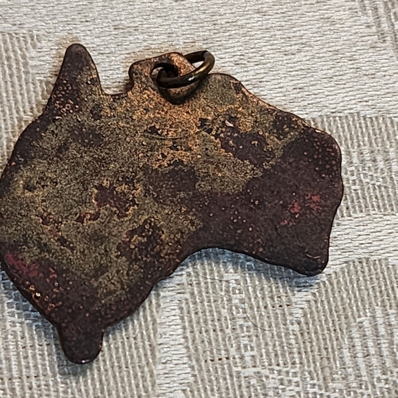 VINTAGE 80s AUSTRALIA MAP ENAMEL PENDANT – RED ORANGE COOPER ART JEWELRY - Picture 3 of 11